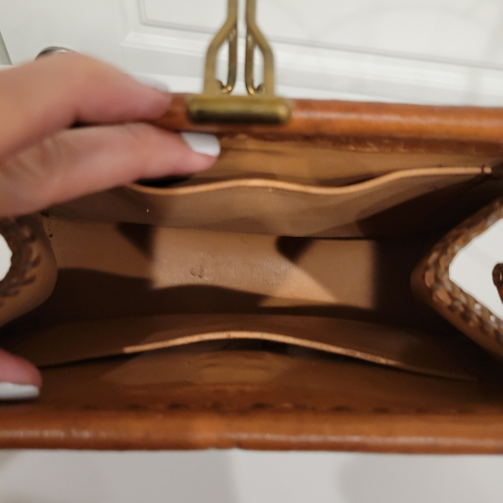 VINTAGE LEATHER HAND TOOLED PURSE WITH SUEDE INTERIOR. BRASS HARDWARE - Picture 15 of 15